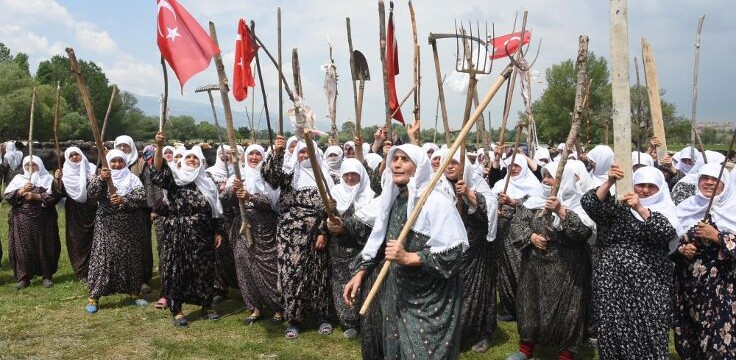 Kütahyalı kadınlar meralarını kazma ve kürekleriyle korudu