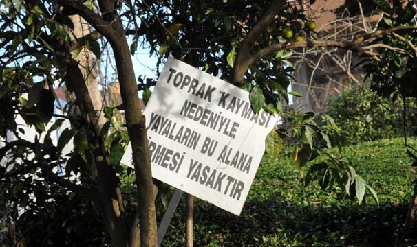 Sürmene’de bir mahalle kayıyor