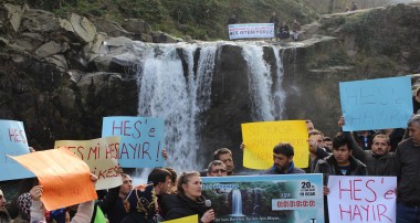 Karaoluk halkı Çiseli Şelalesi için ayaklandı..