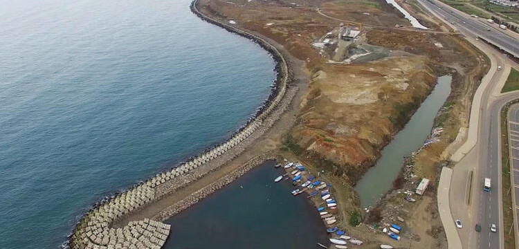 Birinci sınıf tarım toprakları dolgu için denize döküldü