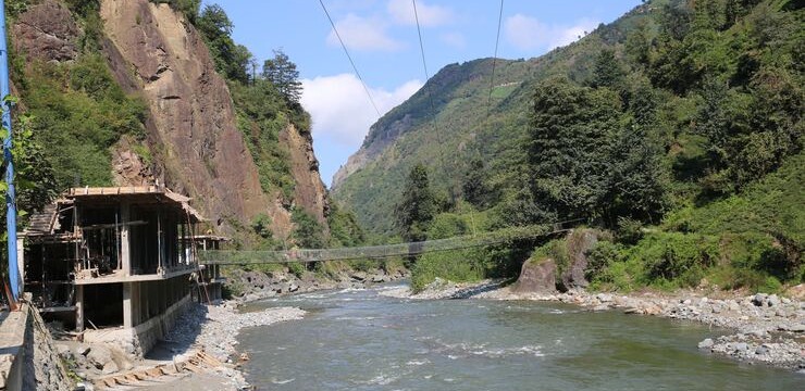 Rize’de dere yataklarına kaçak inşaata devam!