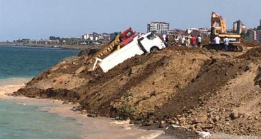Trabzon’da deniz dolgusu çöktü: 3 kamyon kıyıda asılı kaldı