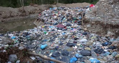 Çağlayan Vadisi’nde çöpler dere kenarına atılıyor