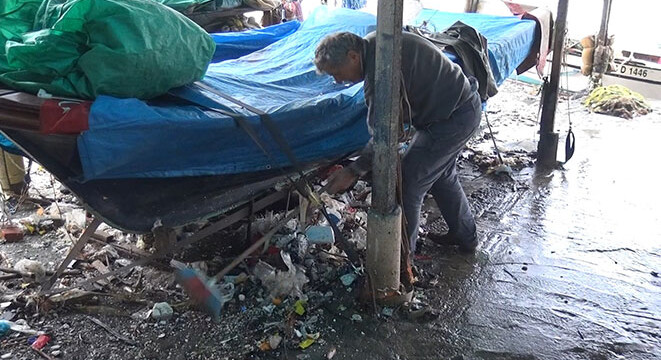 Kaçak çöpler karaya vurdu