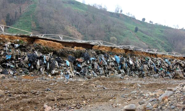Duvar çalışmasıyla `çöp dağı´ ortaya çıktı