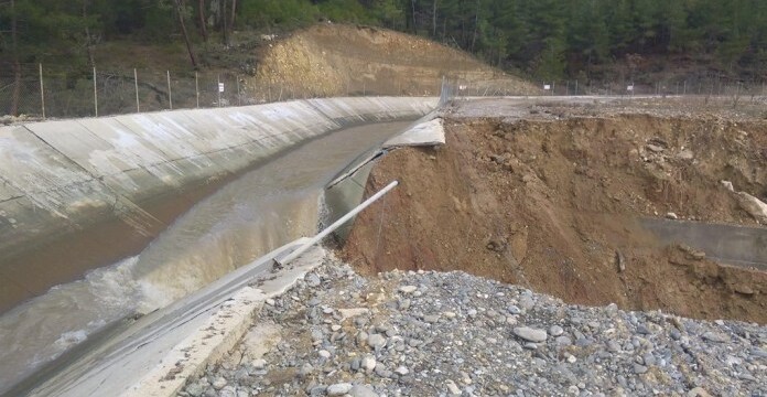 Patlayan HES kanalı tarlaları sular altında bıraktı