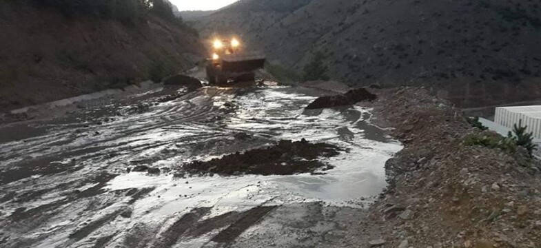Maden ocağında boru patladı, kimyasal içerikli su dereye karıştı