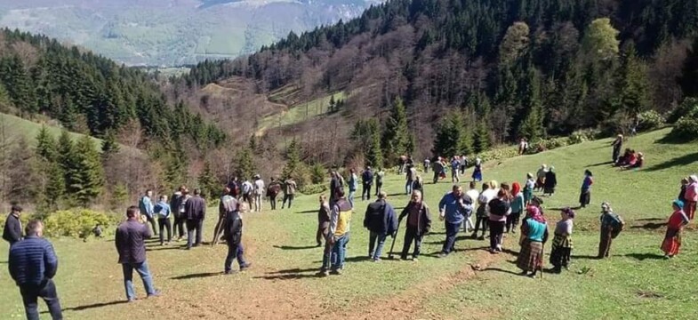 Trabzon Düzköy’de 3 mahalle halkı bir araya gelerek ağaç kesimini durdurdu