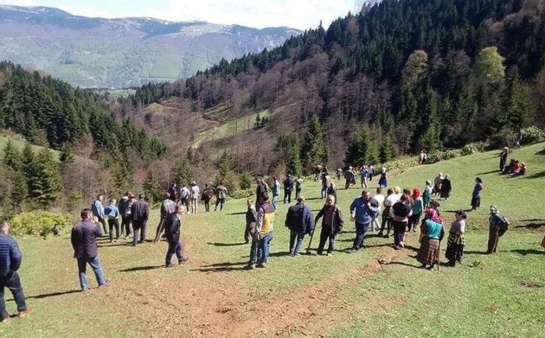 Trabzon Düzköy’de 3 mahalle halkı bir araya gelerek ağaç kesimini durdurdu