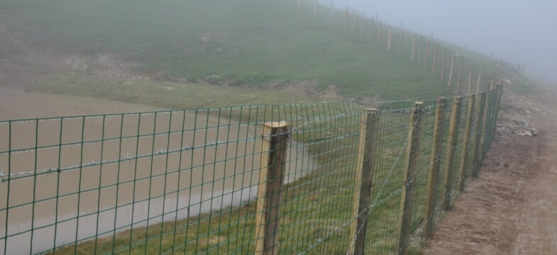 Dipsiz Göl Balçıkla Kaplandı, Tel Örgü Çekildi