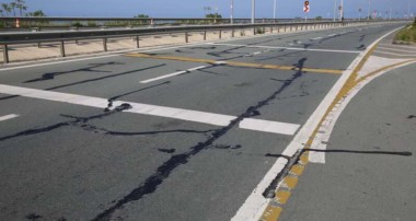 Deniz dolgusu üzerine inşa edilen Karadeniz sahil yolunda çatlaklar oluştu