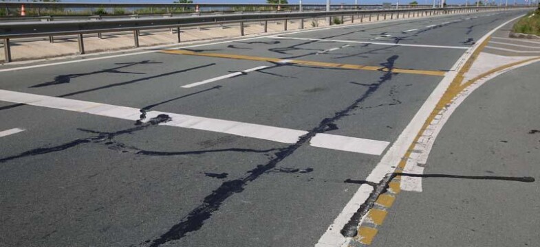 Deniz dolgusu üzerine inşa edilen Karadeniz sahil yolunda çatlaklar oluştu