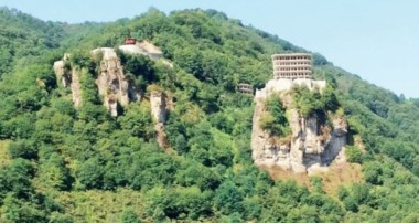Menzil Tarikatı yurt görünümlü kale inşa ediyor