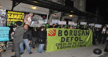 Konser Öncesi Borusan’ın HES İnşaatına Protesto