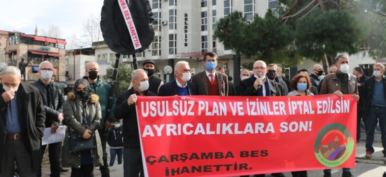 Çarşamba’da siyah çelenkli protesto