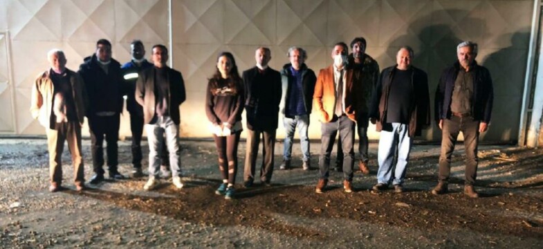 Santral kaçak çalıştırılmasın diye kapısında nöbet tutuyorlar