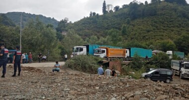 Trabzon’da vatandaşlar yol kapattı, ne jandarma ne de kaymakam ikna edebildi