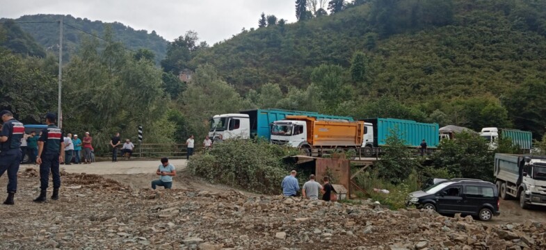 Trabzon’da vatandaşlar yol kapattı, ne jandarma ne de kaymakam ikna edebildi