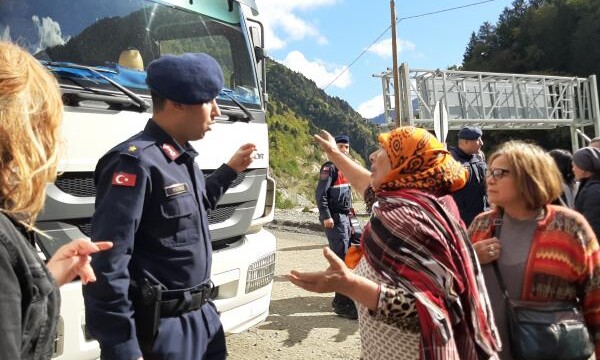 İkizdereliler Cimil’deki madene karşı yürüdü: İkizdere’den Cimil’e doğamızdan defol