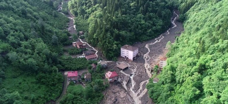 8 kişinin öldüğü afetin raporu ortaya çıktı; dereye kontrolsüz hafriyat dökülmüş