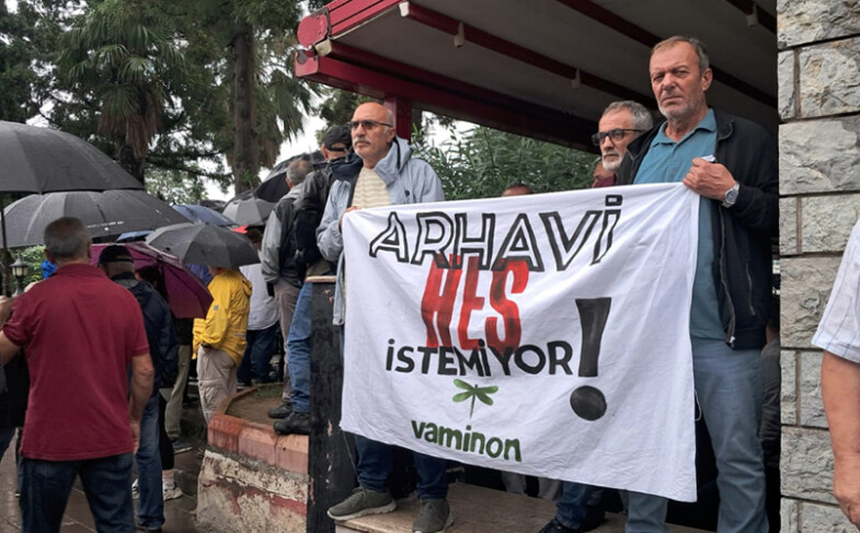 Arhavi’de ÇED Toplantısına Gelen HESçileri Halk Salona Sokmadı